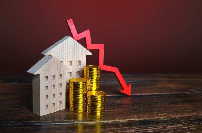 Red,Down,Arrow,And,Houses.,Falling,Real,Estate,Market.,Low