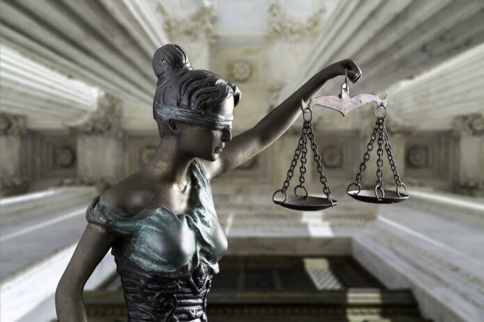 Lady,Justice,Isolated,On,Front,Columns,Of,The,Supreme,Court
