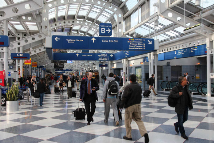 Chicago,,Usa,-,April,15,,2014:,Passengers,Walk,To,Gate